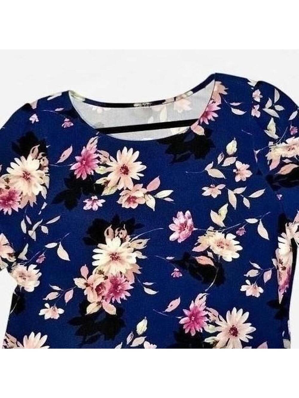 GREEN ENVELOPE – Navy Floral Blouse | Cottagecore | Grandmacore | Office Wear - Picture 2 of 6